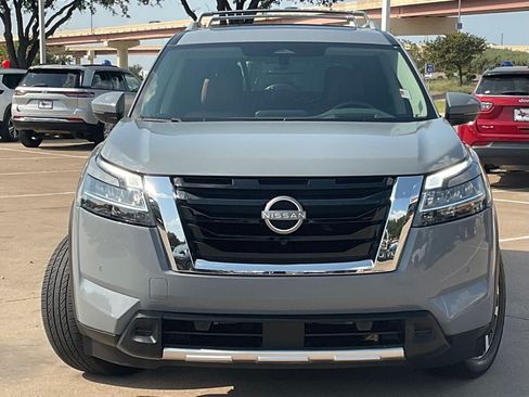 Used 2024 Nissan Pathfinder Platinum FWD image 2