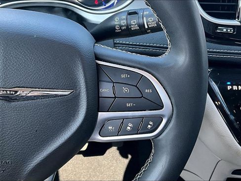 Used 2023 Chrysler Pacifica Touring-L FWD image 18