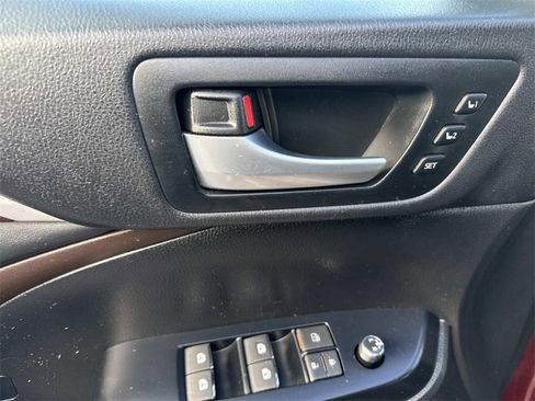 Used 2015 Toyota Highlander Limited image 22