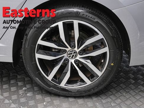 Used 2025 Volkswagen Jetta SE FWD image 8