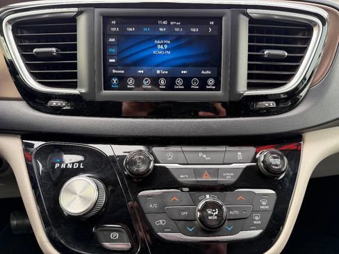 Used 2018 Chrysler Pacifica Touring-L image 19