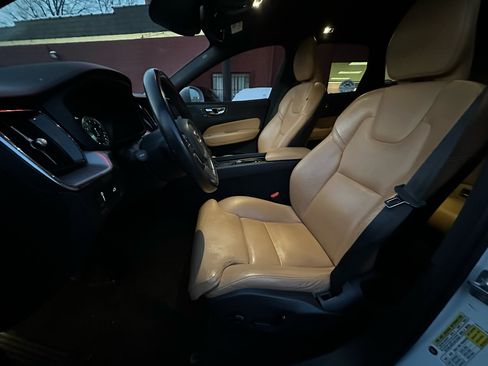 Used 2019 Volvo XC60 T5 Momentum w/ Multimedia Package image 21