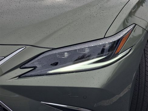 New 2025 Lexus ES 300h w/ Luxury Package image 32