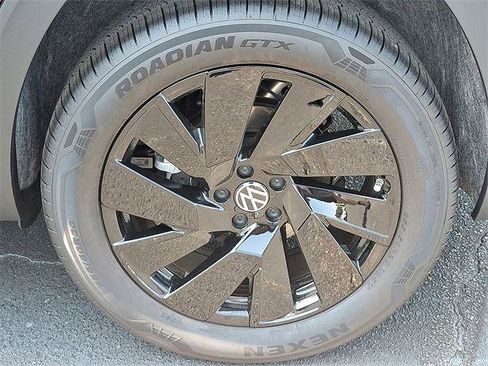 New 2025 Volkswagen Atlas Cross Sport SE image 7