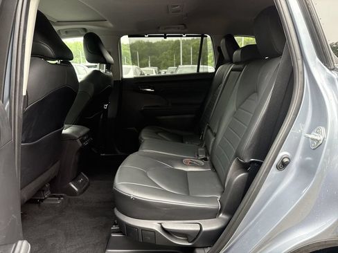 Used 2021 Toyota Highlander XLE AWD/4WD image 25