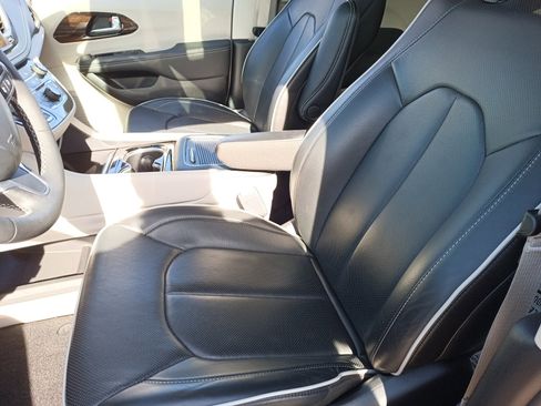 Certified 2024 Chrysler Pacifica Limited image 20