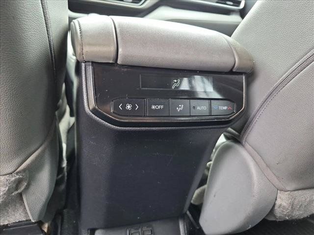 Used 2020 Toyota Highlander XLE AWD/4WD image 18