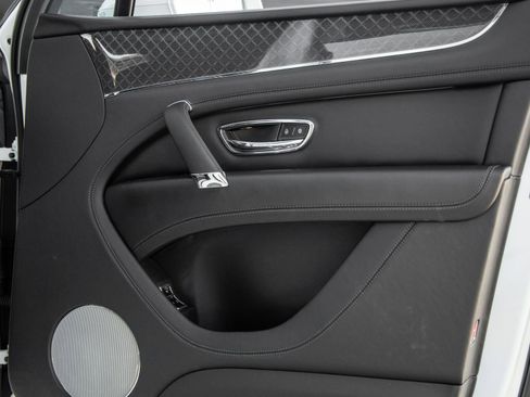 Used 2020 Bentley Bentayga V8 image 48
