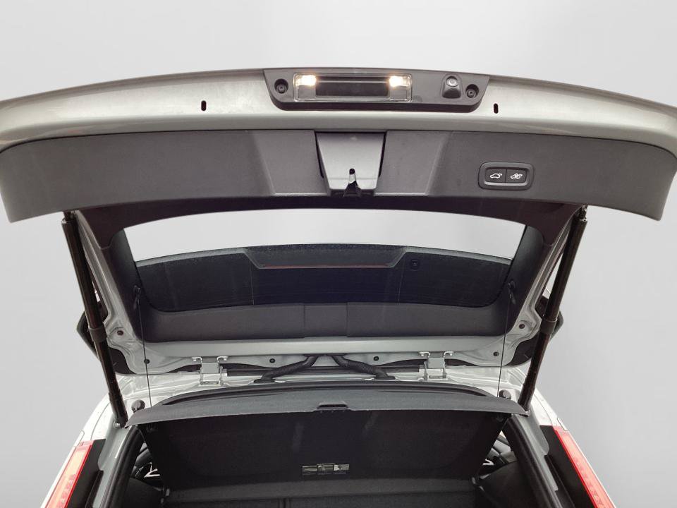Certified 2024 Volvo XC40 B5 Plus AWD/4WD image 18