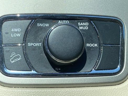 Used 2013 Jeep Grand Cherokee Limited w/ Advance Technology Group AWD/4WD image 25