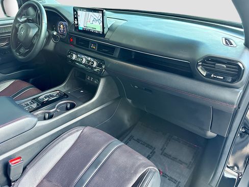 Used 2025 Honda Pilot Black Edition image 32