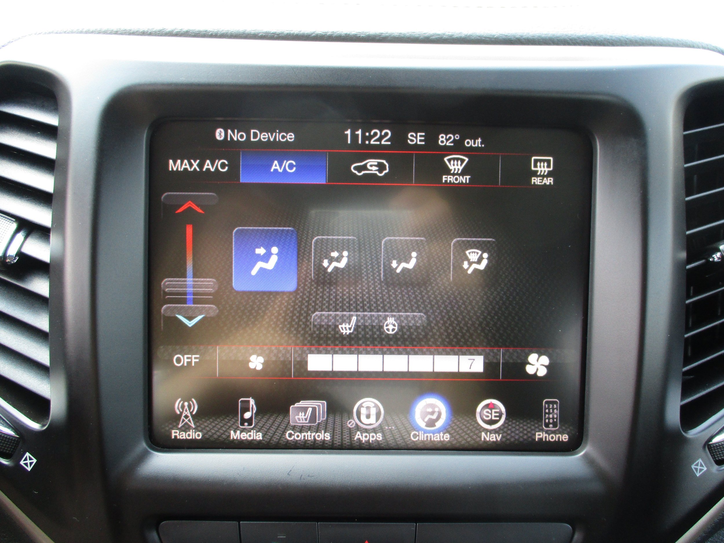 Used 2018 Jeep Cherokee Latitude FWD image 19