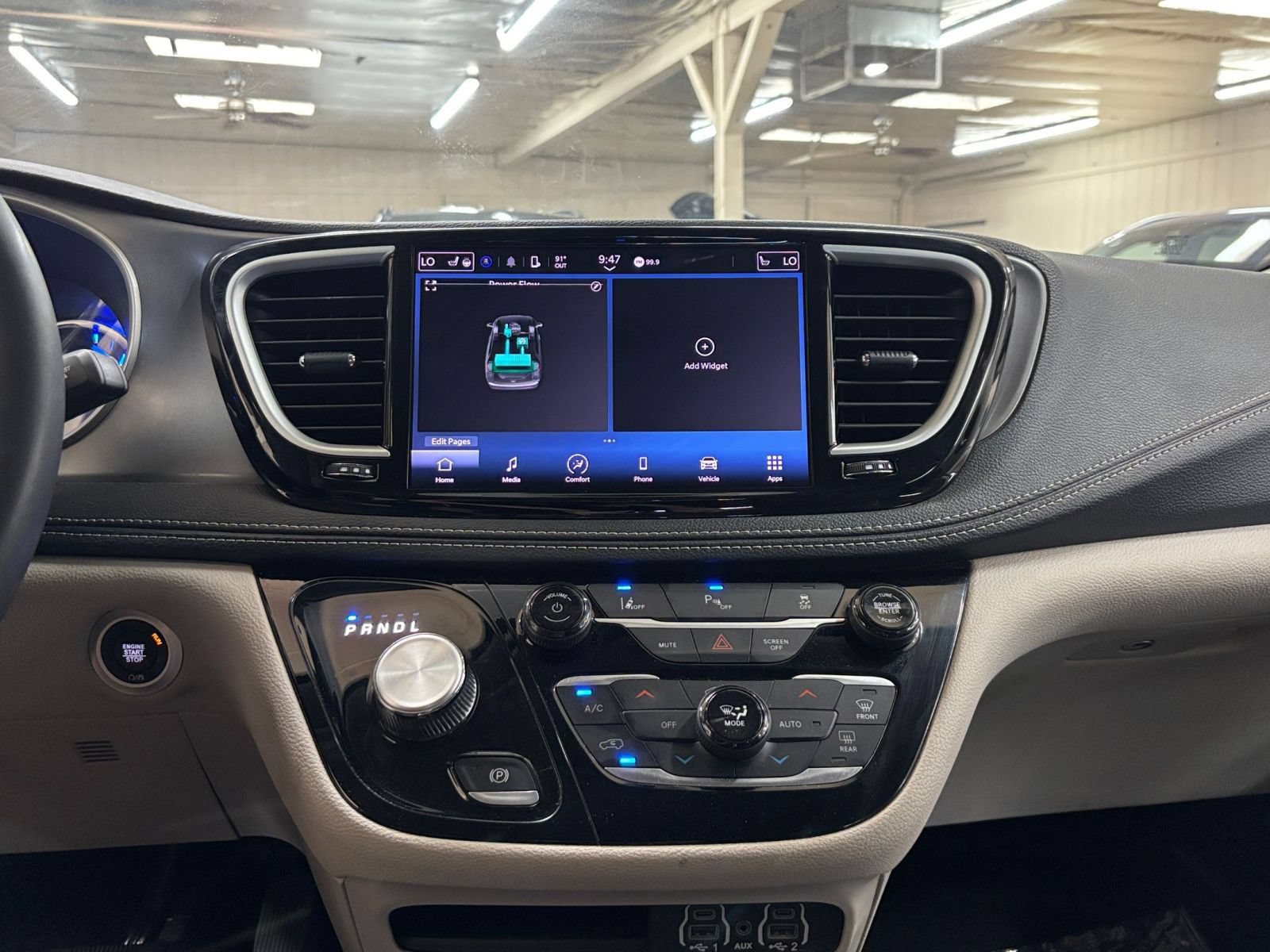 Used 2023 Chrysler Pacifica Touring-L FWD image 16