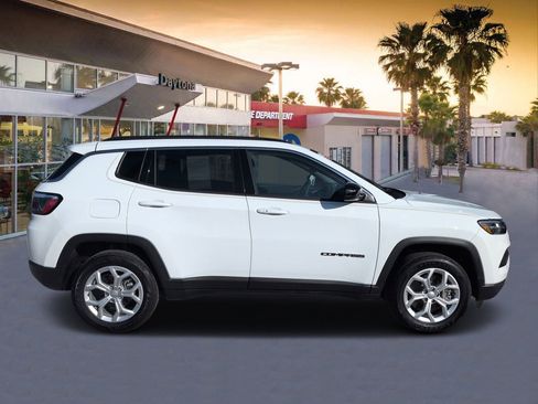 Certified 2024 Jeep Compass Latitude image 2