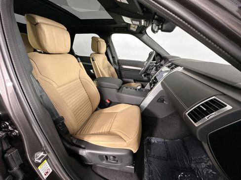 Used 2025 Land Rover Discovery Dynamic SE image 26
