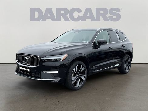Used 2023 Volvo XC60 B5 Plus w/ Climate Package AWD/4WD image 3