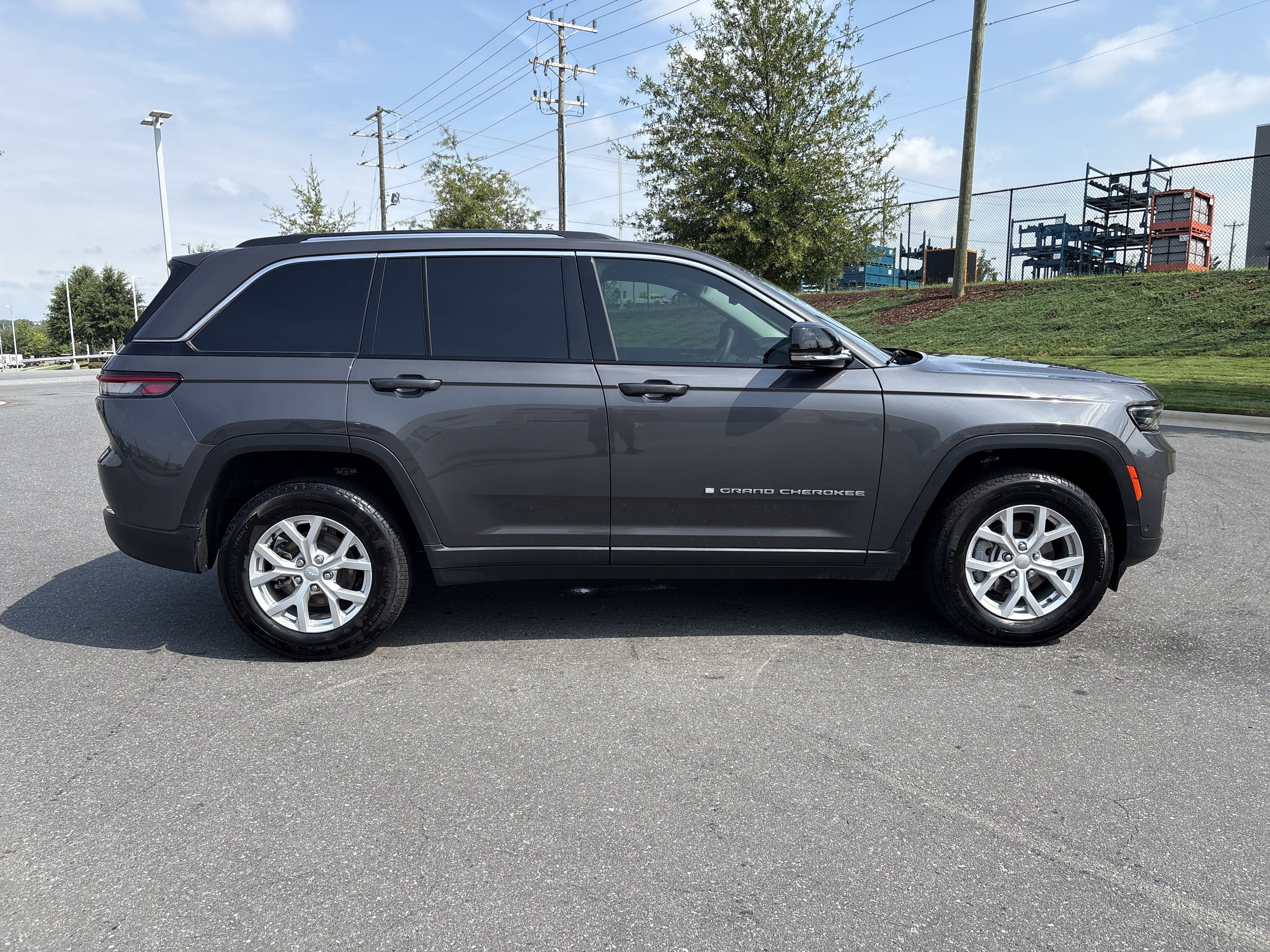 Used 2023 Jeep Grand Cherokee Limited w/ Luxury Tech Group II AWD/4WD image 10