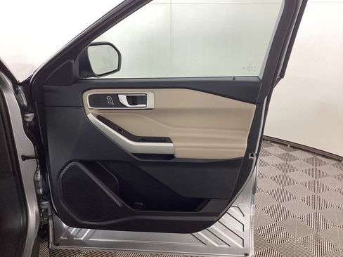 Used 2023 Ford Explorer XLT w/ Equipment Group 202A image 9