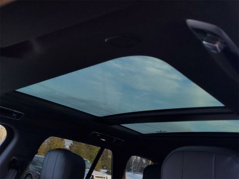 New 2025 Land Rover Range Rover SE image 9