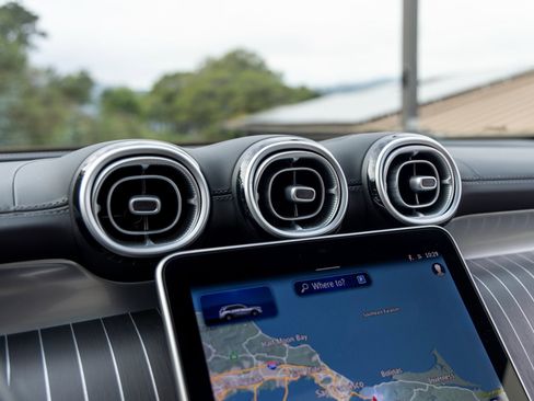 Used 2025 Mercedes-Benz GLC 350e 4MATIC image 35