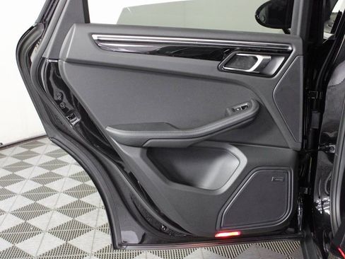 Certified 2025 Porsche Macan AWD/4WD image 32