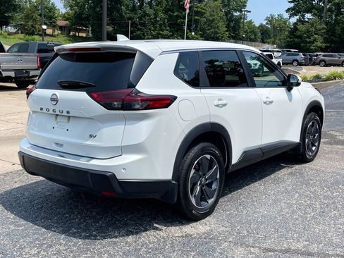 Used 2024 Nissan Rogue SV FWD image 6