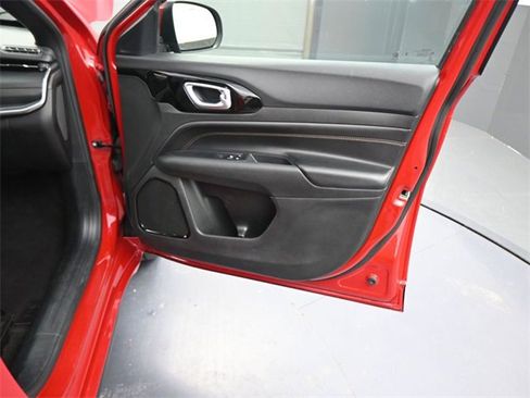 Used 2023 Jeep Compass Limited image 11