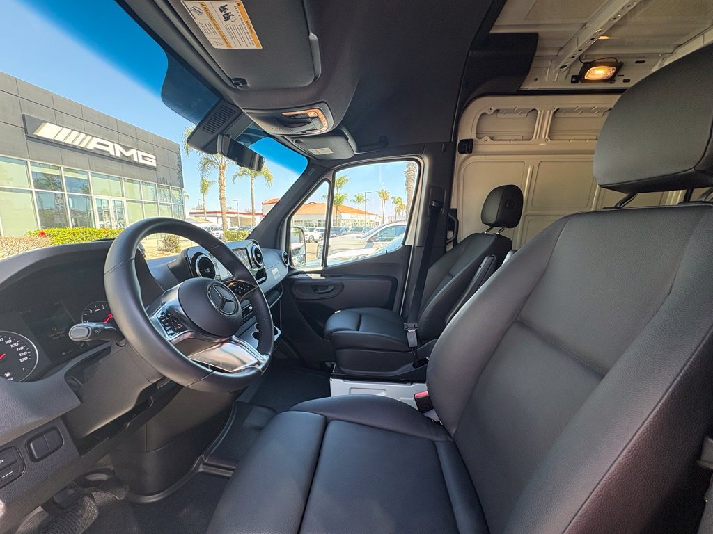 Used 2025 Mercedes-Benz Sprinter 2500 image 5