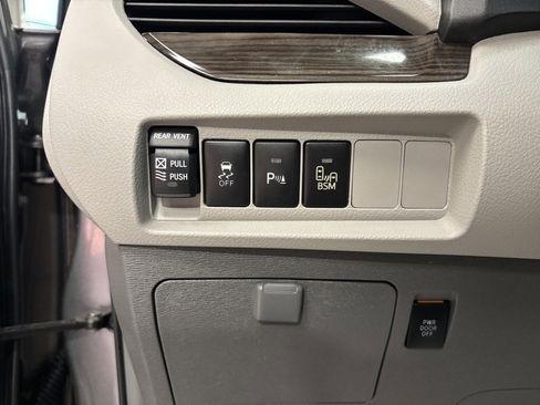 Used 2017 Toyota Sienna XLE image 17