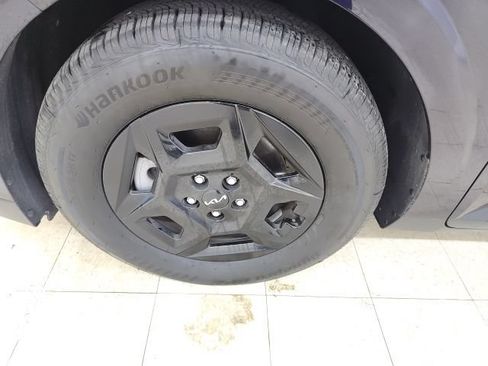 Used 2025 Kia Carnival FWD image 25