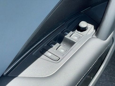 Certified 2025 Volkswagen Tiguan SE AWD/4WD image 14