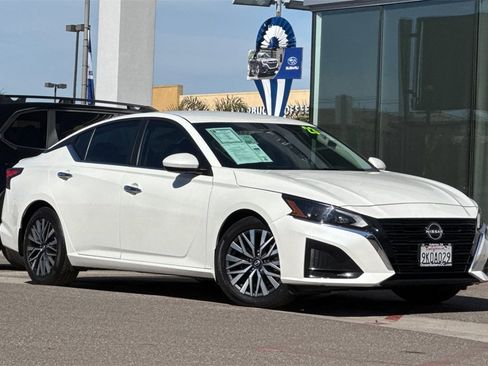 Used 2023 Nissan Altima 2.5 SV image 2