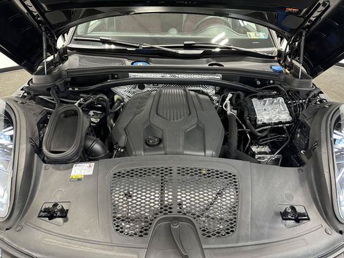 Used 2022 Porsche Macan AWD/4WD image 45