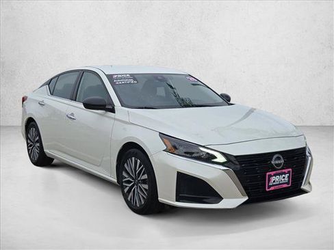 Used 2025 Nissan Altima 2.5 SV FWD image 3