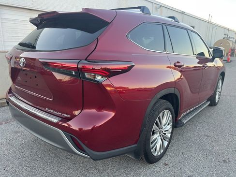 Used 2025 Toyota Highlander Platinum image 4