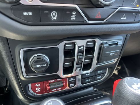 Used 2025 Jeep Wrangler Unlimited Rubicon AWD/4WD image 27