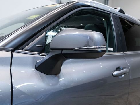 Certified 2025 Toyota Highlander XLE image 9