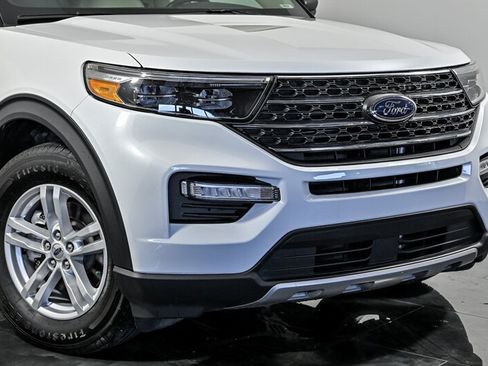 Used 2022 Ford Explorer XLT w/ Equipment Group 202A AWD/4WD image 2