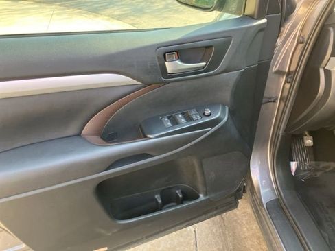 Used 2019 Toyota Highlander XLE image 11