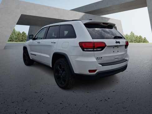 Used 2019 Jeep Grand Cherokee Laredo AWD/4WD image 3
