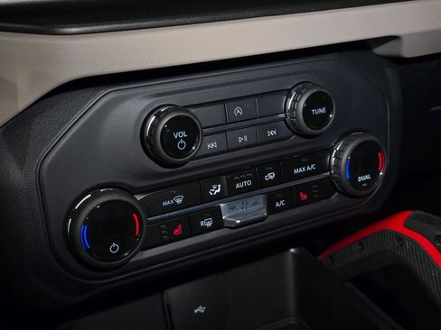 Used 2023 Ford Bronco Wildtrak image 28