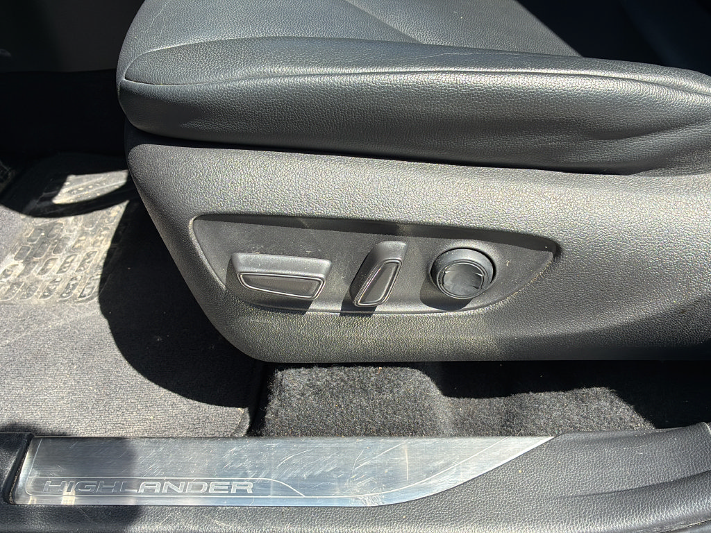 Used 2022 Toyota Highlander XLE FWD image 11