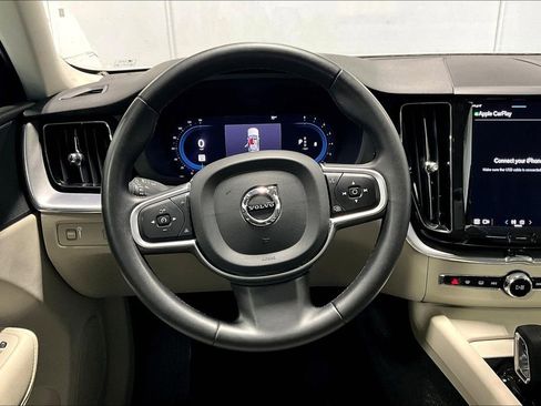 Used 2022 Volvo XC60 B5 Momentum image 7