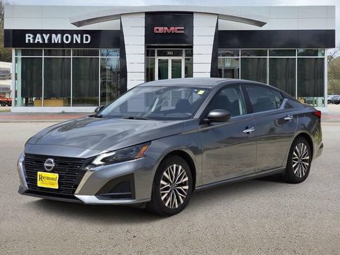Used 2025 Nissan Altima 2.5 SV FWD image 3