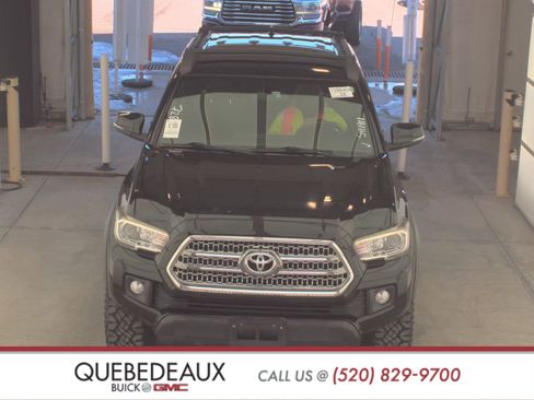 Used 2017 Toyota Tacoma TRD Off-Road image 2