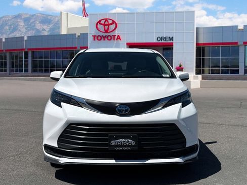 Used 2025 Toyota Sienna LE FWD image 2