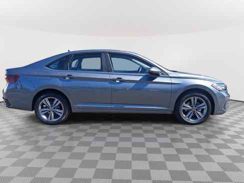 Used 2023 Volkswagen Jetta SE w/ Panoramic Sunroof Package image 4