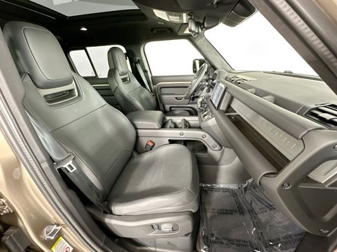 Used 2025 Land Rover Defender 110 image 27