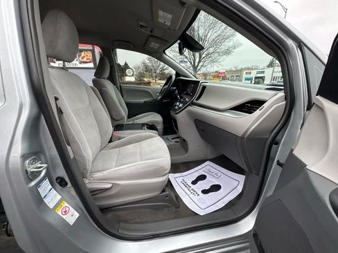 Used 2019 Toyota Sienna LE image 37