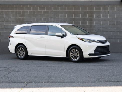 Used 2023 Toyota Sienna LE FWD image 2